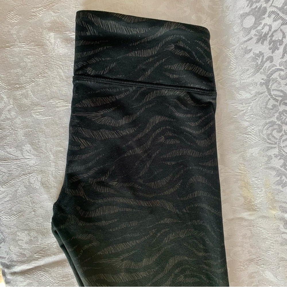 Fabletics Salar Subtle Zebra Leggings XS